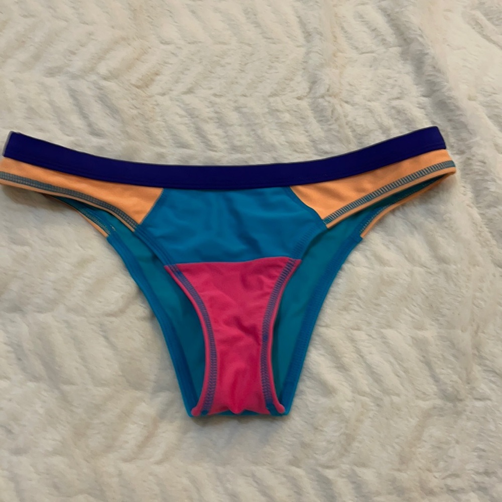 Roxy bikini bottom.